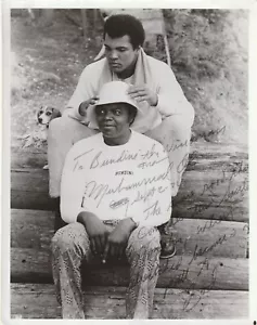 MUHAMMAD ALI-BUNDINI LAGO CERVO MARRONE PA. FOTO FACSIMILE ISCRIZIONE ALI 9-2-76 - Foto 1 di 2