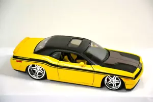Maisto Dodge Challenger 1:24 Chrysler LLC giallo/nero custom shop modello 2008 - Foto 1 di 16