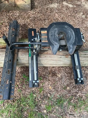 Enganche de quinta rueda Curt Q20 Q20 enganche de quinta rueda | 20.000 lb. Foto 1 de 2