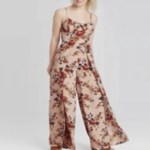 Mono Xhilaration Nuevo con Etiquetas Rosa Rubor - Corbata Floral Frontal Elastizada Trasera - Para Mujer’s M - Imagen 1 de 15