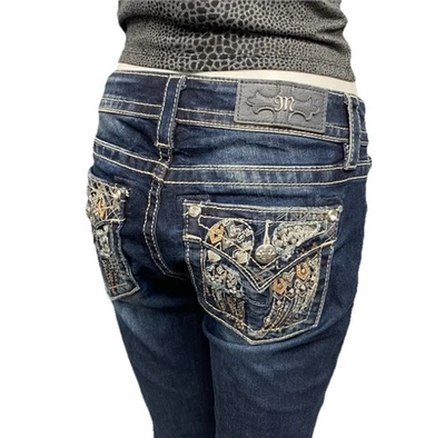 Pantalones de mezclilla Miss Me para mujer 27 (29x32) ajustados lavado oscuro solapa bolsillo adornado Foto 1 de 4