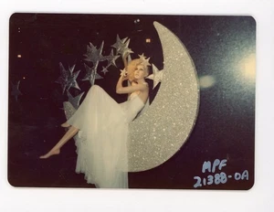 Maniquí de exhibición de tienda minorista en ventana estrella de luna instantánea vintage foto a color - Imagen 1 de 3