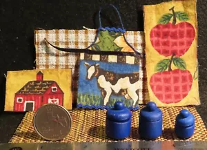 Delantal de cocina de vaca de campo latas de madera azul almacenamiento 1:12 mini creativo 3107 - Imagen 1 de 3