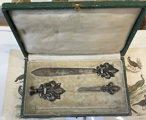 Antico set scrivania francese apri lettere segnalibro sigillo cera Fleur de Lys scatola c1900 - Foto 1 di 11