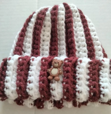 Nuevo Sombrero Infantil Crochet 0-6m Borgoña -Botón Peluche Blanco. Regalo de bienvenida a casa Foto 1 de 2