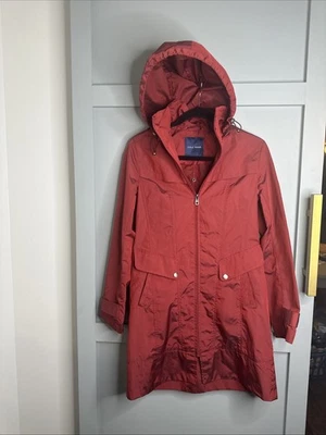 Chaqueta para mujer Cole Haan roja empacable con capucha abrigo de lluvia rompevientos lazo trasero XS Foto 1 de 4