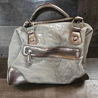 Bolso de Mano Avon Gris Claro Acolchado con Asas Metálicas Bronce/Estaño, Ribete Usado Foto 1 de 4