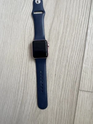 Reloj inteligente Apple Watch Series 2 38 mm caja de aluminio dorado rosa con prohibición azul oscuro Foto 1 de 4