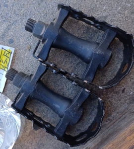 NOS PAIR SPORTS PEDAL HARD PLASTIC BODY ANODIZED STEEL CAGE PEDALI VINTAGE - Picture 1 of 8