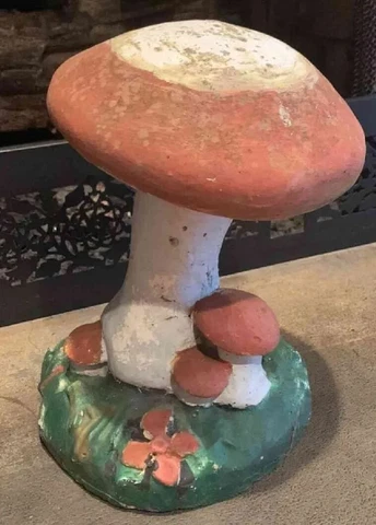 WEATHERED WORN MUSHROOM TOADSTOOL VINTAGE CEMENT/CONCRETE GARDEN STATUE Cover