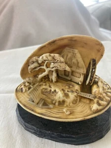 Vintage clam shell resin nature scene with moving parts - Picture 1 of 2
