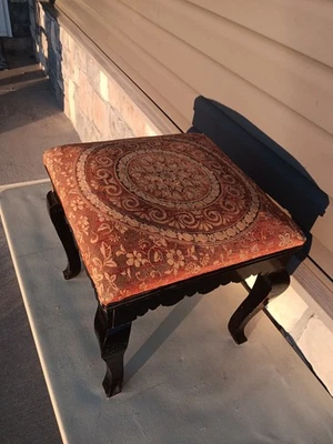 Banco quadrado vintage com estampa floral e moldura de pintura escura esculpida. - Imagem 1 de 4