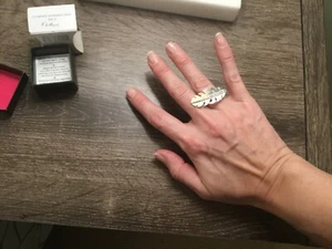 AVON Feder Signatur Brillanz Silber/Gold Ton Ring Größe 6 - Bild 1 von 7