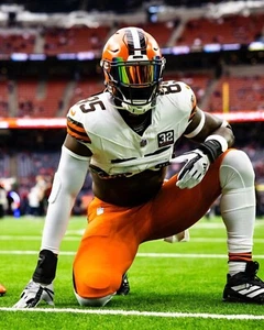 Foto de fútbol americano de la NFL David Njoku One Knee Pre-Juego Cleveland Browns 8x10 - Imagen 1 de 1