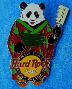 UYENO-EKI TOKYO OSO PANDA KIMONO HOGOITA VENTILADOR RAQUETA AÑO NUEVO PIN Hard Rock Café - Imagen 1 de 1