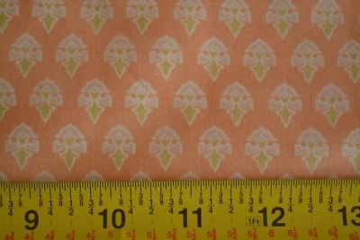 Por 1/2 yarda, verde y crema sobre edredón naranja claro algodón, Moda/Figueroa, M8482 Foto 1 de 4