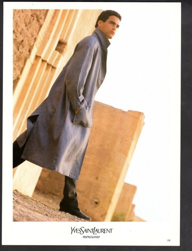 SAINT LAURENT (YSL) Cappotto lungo vintage stampa pubblicitaria moda uomo Yves Saint Laurent Hunk 1985 annuncio
