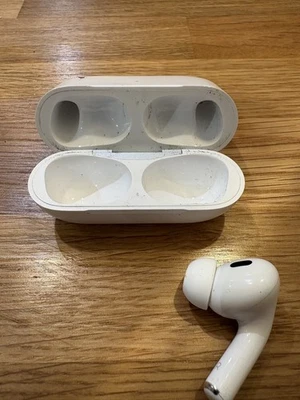 APPLE AirPods Pro (2nd gen) - MagSafe USB C Charging Case and 1 AirPod  - Image 1 of 4