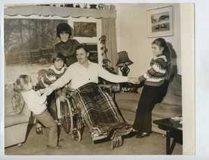 Graham Hill F1 Driver Racing Wheelchair Damon 1969 Press Photo - Picture 1 of 2