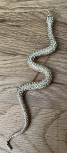 Broche prendedor serpiente ondulada tono dorado texturizado ojos verdes estrás joyería 6” - Imagen 1 de 10