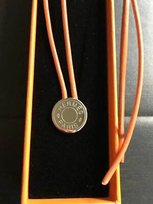 Colgante Hermes Nube de Paladio Sillín con Collar de Cordón de Cuero Naranja de 24 pulgadas Foto 1 de 4