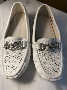 ANNE KLEIN Women's Loafers Perforated White Silver Chain Slip On 7.5 NEW - Picture 1 of 9