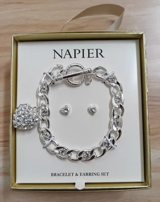 Nuevo en caja Juego de pulsera y aretes Napier corazón elevado tono plata nuevo en caja Foto 1 de 4