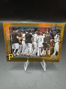 2025 Topps Series 2 - Pittsburgh Pirates Team Card #677 Gold Sand Glitter /50 - Picture 1 of 3