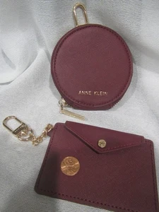 NEU ANNE KLEIN BURGUNDER SET SCHLÜSSEL KLEIN RUND MÜNZEN GELDBÖRSE KARTENETUI REIßVERSCHLUSS - Bild 1 von 3