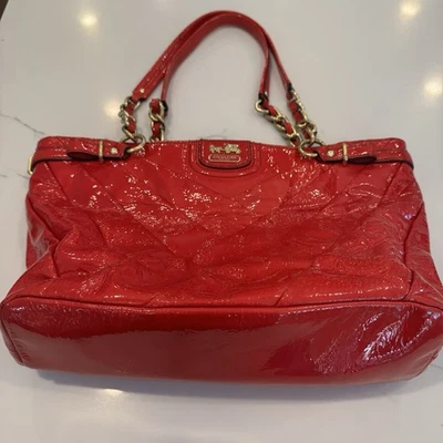Bolso de hombro rojo Coach Madison plisado diagonal charol Foto 1 de 4