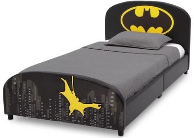 Marco de madera tapizado de cama de bajo perfil Batman tamaño doble para camas de niños pequeños Foto 1 de 4