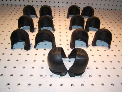 Tuercas de amortiguador trasero Mercedes W114 250C 69-73 cupé plástico NEGRO OE 2 cubiertas solamente Foto 1 de 4