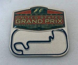 Prendedor de solapa Fórmula 1 USGP 2005 F1 pista evento nuevo - Imagen 1 de 1