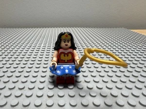 LEGO Super Heroes Minifigura Mujer Maravilla (Genuina) - Imagen 1 de 3