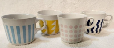 Juego de 4 tazas IKEA coloridos diseños geométricos nubos de cerámica en la parte inferior 3" de alto Foto 1 de 4