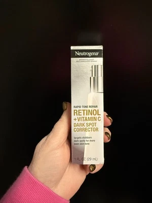 Neutrogena Rapid Tone Repair Retinol + Vitamina C Corrector de Manchas Oscuras 1 fl oz Foto 1 de 4