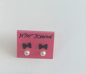 Neu mit Etikett! BETSEY JOHNSON KLEINE SCHWARZE OHRRINGE MIT SCHLEIFEN UND KUNSTPERLEN - Bild 1 von 2