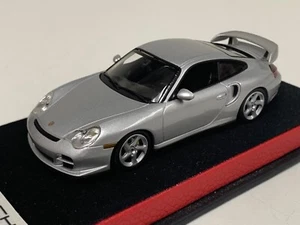 1/43 Minichamps Porsche 911 GT2 ( 996 ) in Silver 2000 on Leather base A1002 - Picture 1 of 10