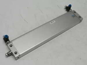 Cilindro de aire neumático plano usado Festo DZF-32-250-P-A - Imagen 1 de 8