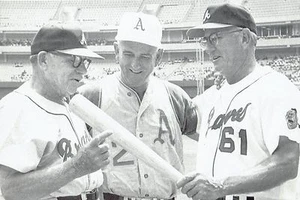 1968 Wire Foto Baseball Stars Luke Appling Jimmy Dykes Al Lopez Atlanta Stadium - Foto 1 di 2