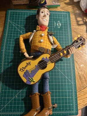 Boneco Disney Pixar 1999 Toy Story 2 Woody Doll 17" com guitarra sem chapéu TESTADO - Imagem 1 de 4