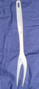 Tenedor de carne de plástico Foley vintage 11” blanco roto mediados de siglo utensilio de cocina EE. UU. - Imagen 1 de 7