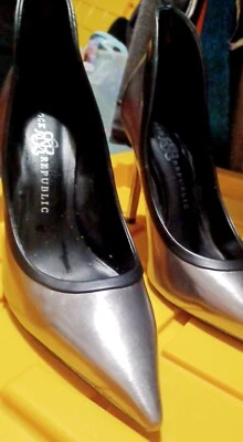 ROCK & REPUBLIC Distinctive Design Metallic Pump Sz: 8.5 Med  - Image 1 of 4