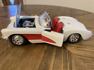Signature Series SS7708 Diecast 1/24 Scale White 1957 Corvette Collector Car - Picture 1 of 4