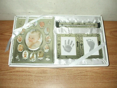 NUEVO EN CAJA SET DE REGALO DECORACIÓN BEBÉ 3 PIEZAS: MARCOS DE FOTOS Y HUELLAS DE MANO, CERTIFICADO DE NACIMIENTO. SOPORTE Foto 1 de 3