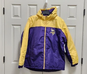 Nueva con etiquetas Chaqueta de Inicio Ligera Talla XL Ropa de Equipo Vikings NFL Equipo Púrpura Amarillo con Cremallera - Imagen 1 de 5