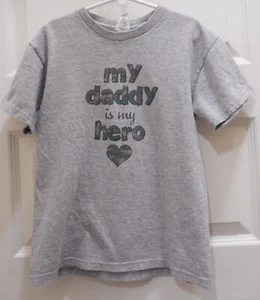 Camiseta My Daddy is My Hero S/S en muy buen estado - M (7/8) - Gris/Camuflaje - Imagen 1 de 4