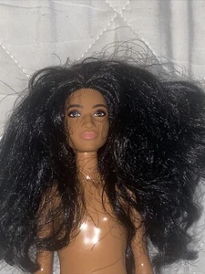 "Muñeca Barbie Fashionistas 147 2019 cabeza pelo negro ojos marrones desnuda 11,5"" curvilínea" - Imagen 1 de 11