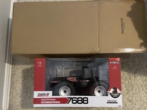 ERTL 1/16 7688 Super 70 Series 2+2 International Exclusive Black 44396 - Picture 1 of 5
