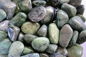 1X Grossularite Green Garnet 20-30mm Tumbled Stone Healing Crystal Motivation - Picture 1 of 5
